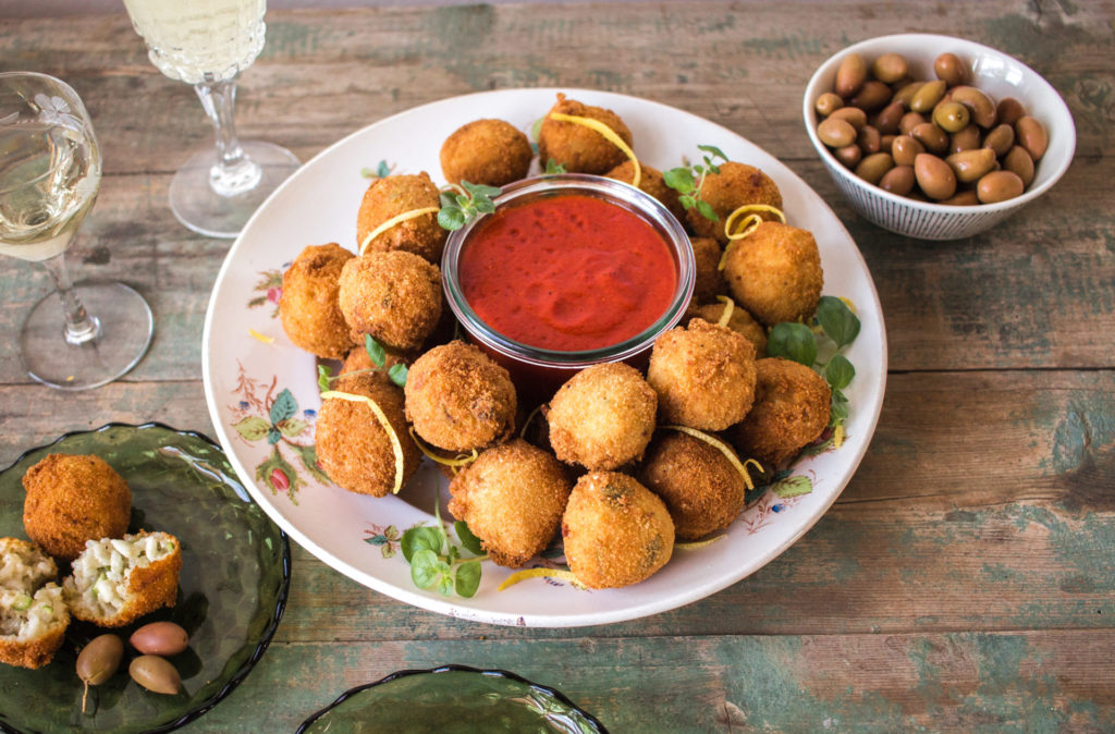 Arancini, Italialainen, antipasto, riisipallo, friteerattu, sormisyötävä, Chez Meru, Meri-Tuuli Väntsi, parsaresepti, dippi