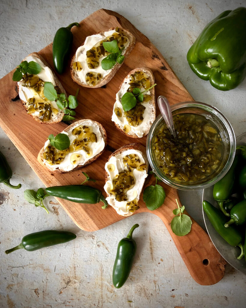 jalapenohillo voileipiin ja juustojen kanssa