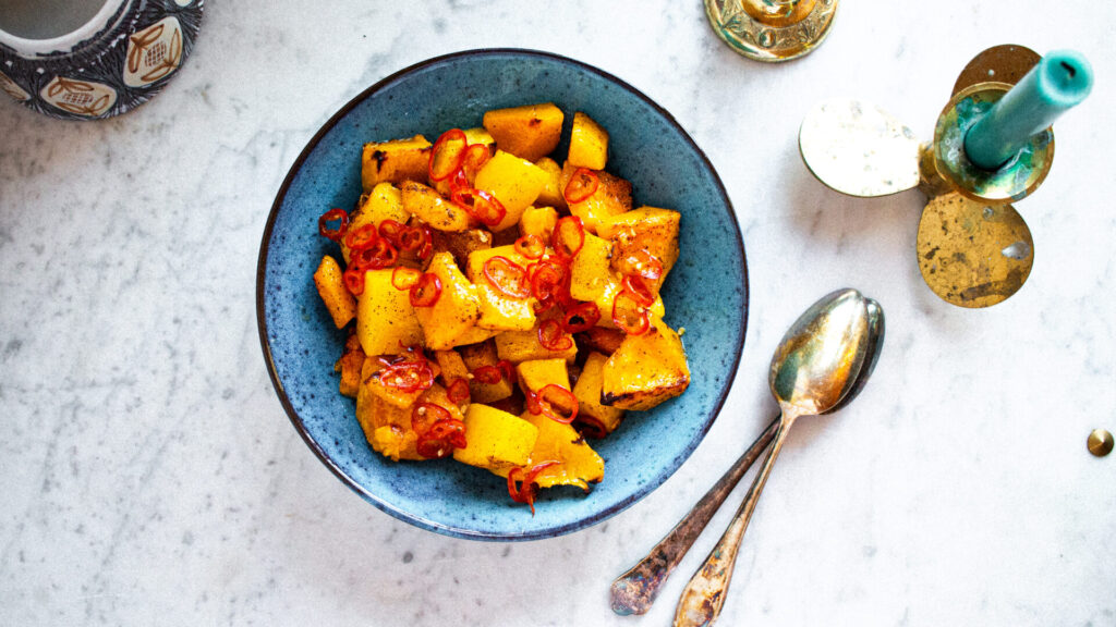 Paahdettu kurpitsa chilivoilla