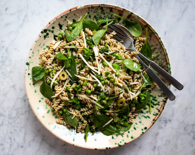 Vihreä pastasalaatti buffetiin ja juhliin