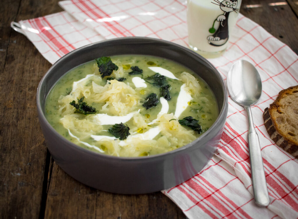 Silkkinen Nokkoskeitto, keitto. Chez Meru, kasvis, hapankaali, Meri-Tuuli Väntsi