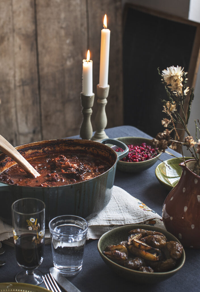 Papupataa, pataruokaa, kattaus, slowfood, kynttilät palaa, tumma tausta, Kreetta Järvenpää
